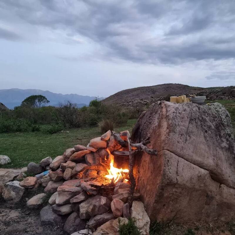 Nada mejor que una buena comida casera en la montaña luego de un día de caminata